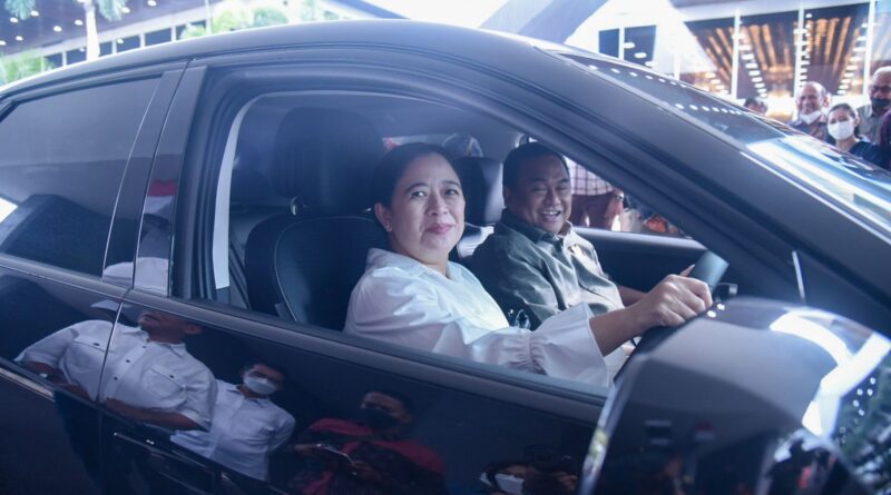 Jajal Setir Mobil Listrik Keliling Gedung Parlemen, Puan: DPR Siap Terima Delegasi P20