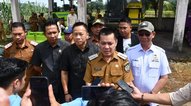Anggota DPD RI Daud Yoran Serahkan Mesin Pertanian di Kayong Utara